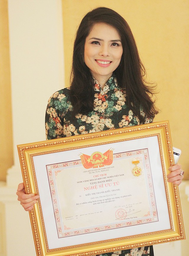 
Kiều Thanh nhận danh hiệu NSƯT sáng ngày 10/1 tại Nhà hát Lớn Hà Nội. Ảnh: Khuê Tú.
