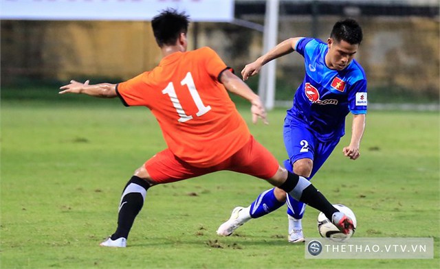 ĐT Việt Nam (áo xanh) chỉ có được trận hòa 0-0 trước U21 Việt Nam