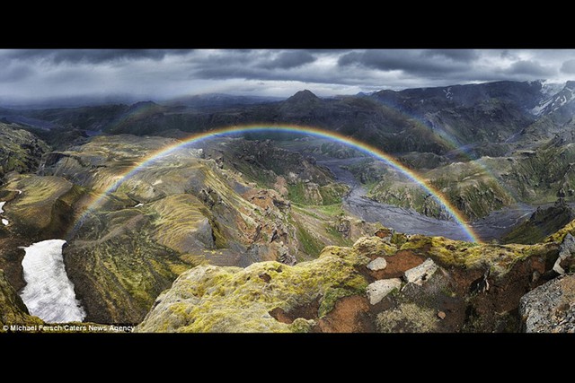 
Trong chuyến leo núi quanh đường mòn Laugavegur ở Iceland, nhiếp ảnh gia Michael Fersch đã chụp lại những hình ảnh tuyệt đẹp khi cầu vồng xuất hiện giữa núi non hùng vĩ.
