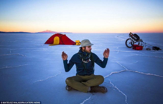 
Nhiếp ảnh gia Mateusz Waligóra đến từ Wrocław, Ba Lan đã có chuyến du ngoạn kéo dài 1 tuần để khám phá cánh đồng muối lớn nhất thế giới Salar de Uyuni ở Bolivia.
