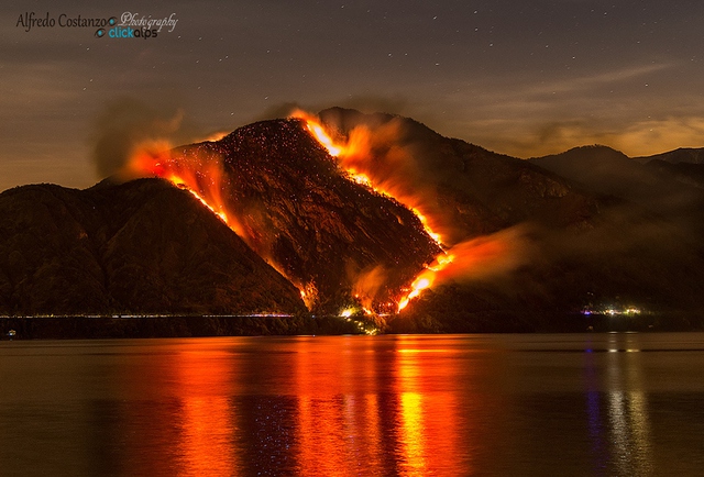 Khói trên mặt nước, lửa trên trời. Tác phẩm của nhiếp ảnh gia Alfredo Constanzo