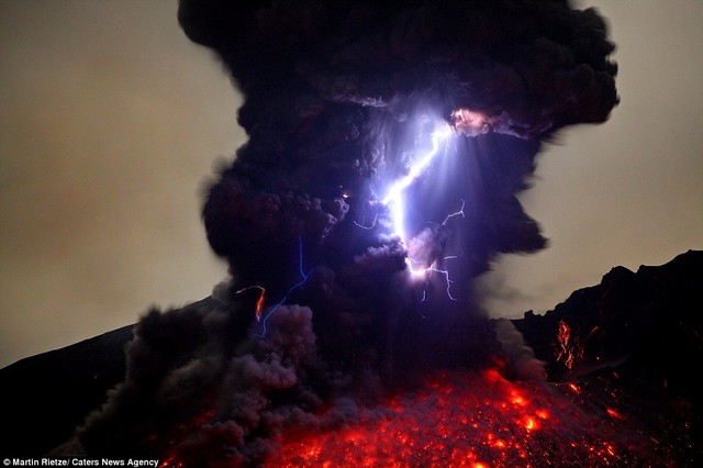 Những cột khói cuồn cuộn hòa cùng tia sét khi nham thạch phun lên ở núi lửa Sakurajima thuộc miền Nam Nhật Bản