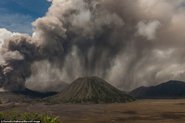 
Ngọn núi lửa có thể phun trào bất cứ khi nào, đe dọa đến cuộc sống của những người dân nơi đây.
