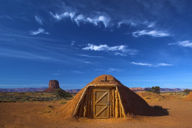 
Clay Huts tại Arizona là một trong những loại nhà truyền thống rất đặc trưng. Nhà được dựng bằng các thanh gỗ, đắp đất xung quanh và chỉ có 1 cửa ra vào.
