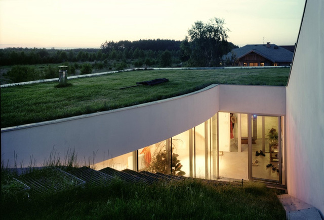 
Nhà có mái làm bằng cỏ tại Ba Lan. Chính mái cỏ này làm giảm nhiệt độ trong nhà từ 30 - 40%, đóng vai trò như một điều hòa không khí tự nhiên.
