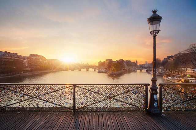 
Cầu khóa tình yêu ở Paris, Pháp
