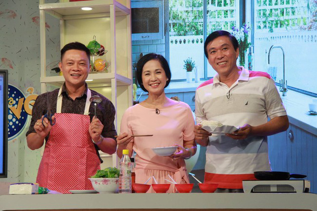 
NSND Lan Hương cùng chồng (bên phải) - NSƯT Đỗ Kỷ - tham gia chương trình Bữa trưa vui vẻ
