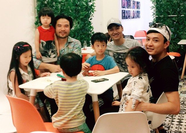 Diễn viên Mạnh Trường, Hồng Đăng cùng doanh nhân Đỗ Minh tụ tập cà phê cùng các con.