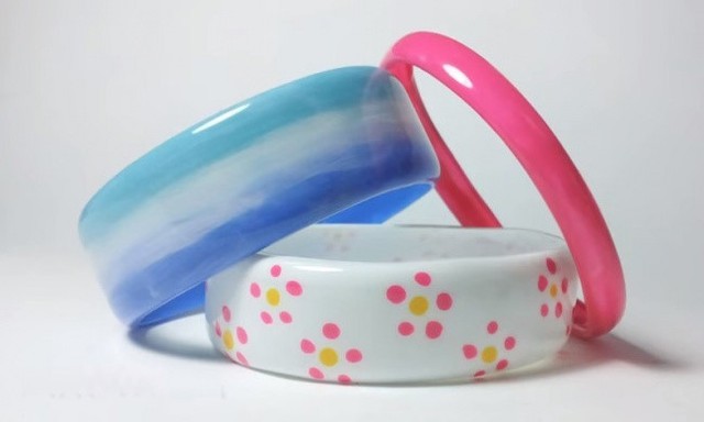 
Bạn có bao giờ tưởng tượng rằng những vòng tay đầy màu sắc này có thể được làm từ một chai nhựa bình thường?
