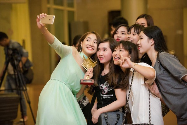 
Nhã Phương chụp ảnh cùng fan trên thảm đỏ của giải Cánh diều 2015.
