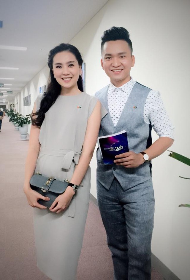 
MC điển trai của bản tin Chuyển động 24h chia sẻ bức ảnh chụp cùng người đồng nghiệp Mai Ngọc trước khi dẫn chương trình.
