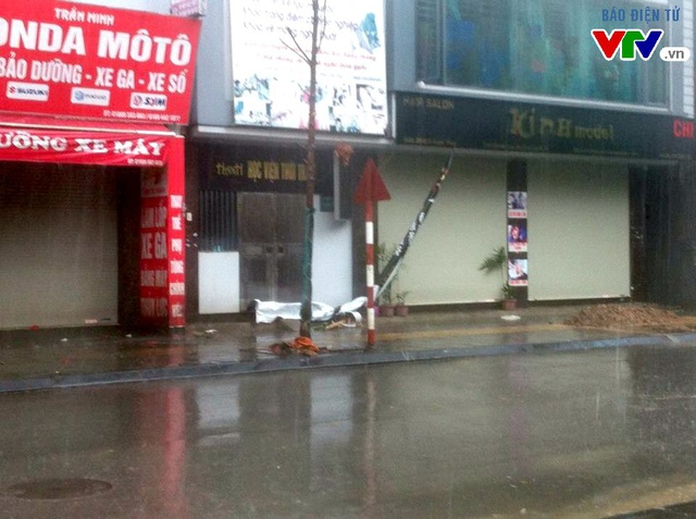 
Gió cuốn khiến nhiều bảng hiệu của các cửa hàng rơi xuống đường

