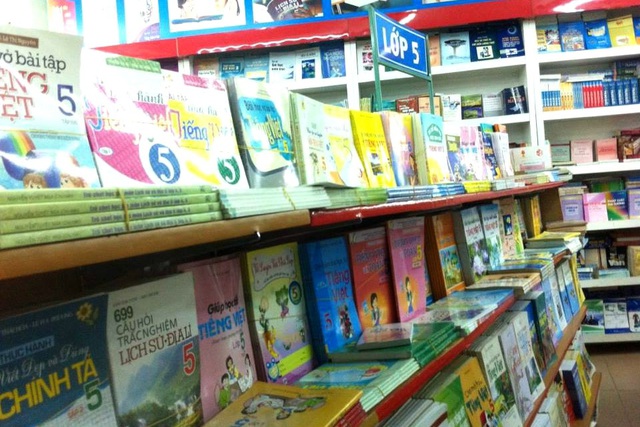 
Nhà sách tăng cường nhập và cung cấp đủ các bộ sách giáo khoa từ lớp 1 đến lớp 12 trong thời điểm các em học sinh bắt đầu năm học
