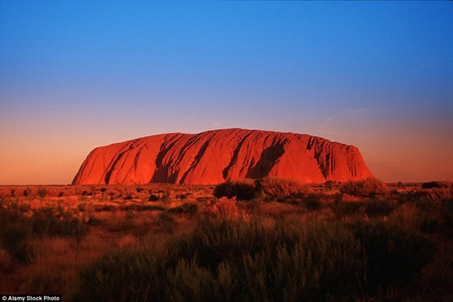 
Ayers - hòn độc thạch lớn nhất thế giới nằm ở vườn quốc gia Uluru-Kata Tjuta, Australia như một đám lửa đỏ rực dưới ánh hoàng hôn.
