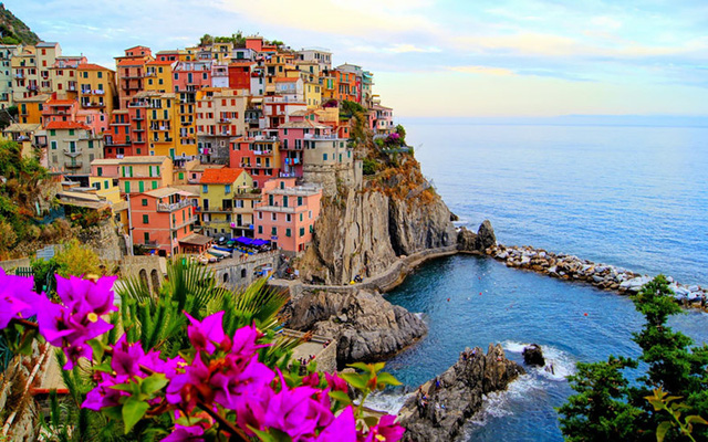 
Thị trấn Cinque Terre ở Liguria đẹp như một bức tranh sơn dầu với những ngôi nhà sặc sỡ bên làn nước trong xanh.

