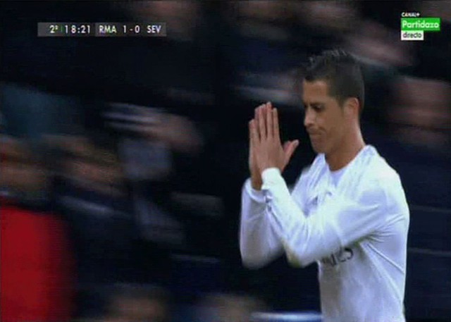 
Ronaldo chắp tay xin lỗi CĐV Real Madrid vì sút hỏng phạt đền (Ảnh: AS)
