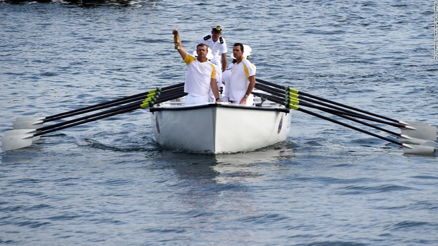
Những nhà vô địch Olympic của Brazil mang ngọn đuốc tới Vịnh Guanabara bằng thuyền
