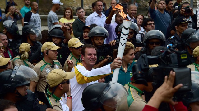 
Thị trưởng thành phố Rio de Janeiro Eduardo Paes nhận vịnh dự là người đầu tiên rước đuốc của thành phố
