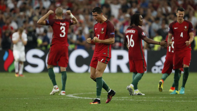 
Ronaldo hi sinh nhiều hơn và Bồ Đào Nha có thành quả là tấm vé vào bán kết EURO 2016. Ảnh: UEFA 
