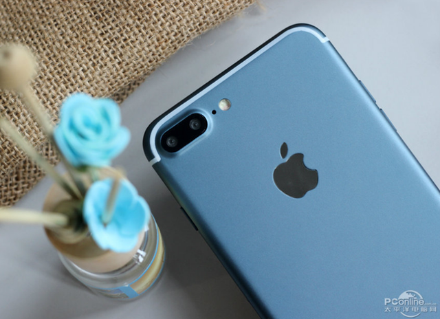 iPhone 7 Plus Deep Blue với thiết kế độc đáo sẽ làm bạn phấn khích ngay từ lần đầu tiên nhìn thấy. Với nhiều tính năng tiên tiến và hiện đại, chiếc điện thoại này sẽ đáp ứng mọi nhu cầu của bạn, từ công việc đến giải trí.