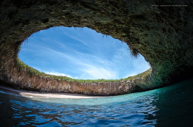 
Quần đảo Marieta có một bãi biển nằm ẩn mình trong lòng hố sâu. Bãi biển được bao bọc xung quanh là vách đá sừng sững. Để đến được với thiên đường tách biệt này, du khách sẽ phải bơi qua một đường hầm ngắn.
