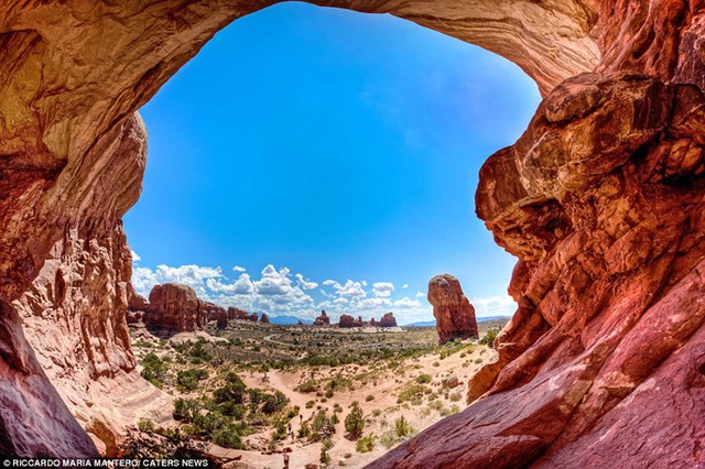 
Công viên quốc gia Arches, bang Utah, có hệ thống đá sa thạch mái vòm tự nhiên nhiều nhất thế giới. Hiện có hơn 2.000 vòm nằm trong 76.518 mẫu đất của công viên.
