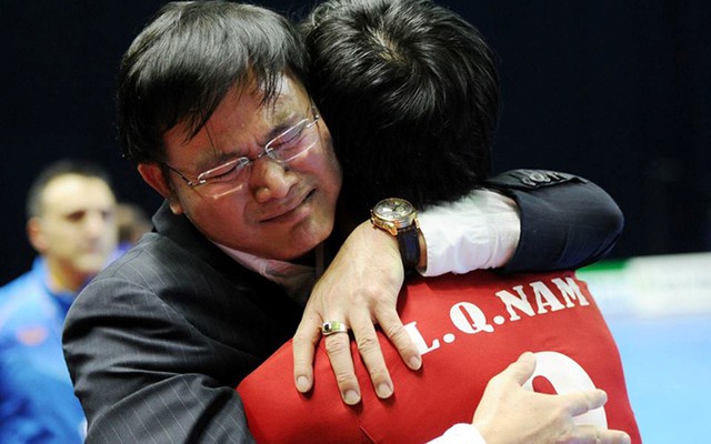 
Trưởng đoàn Trần Anh Tú mừng rơi nước mắt sau kỳ tích vào World Cup của ĐT futsal Việt Nam
