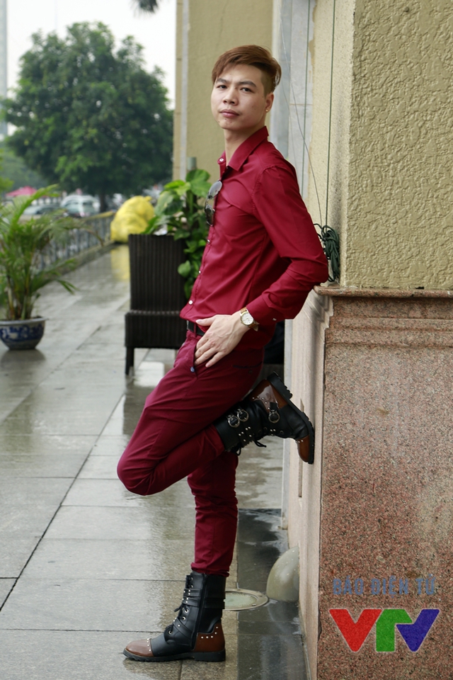 
Diện một cây đỏ cùng đôi boots da giữa thời tiết tháng 5 của Hà Nội, chàng trai này thật hot!
