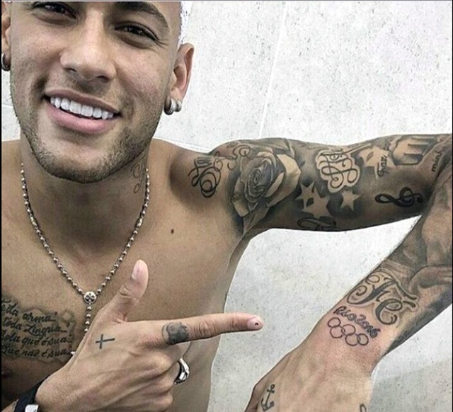 
Neymar khoe hình xăm mới.
