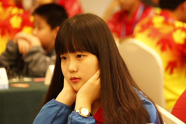 Thiếu nữ xinh như Kim Hee Sun gây sốt làng cờ vua Trung Quốc | VTV.VN