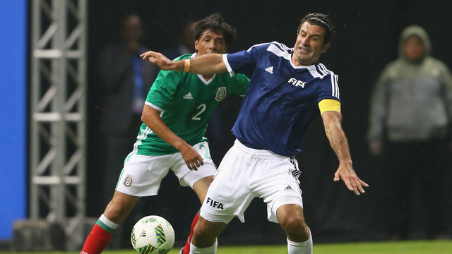 
Figo trong một pha trạnh bóng với cầu thủ của đội Các ngôi sao Mexico (Ảnh: Getty)
