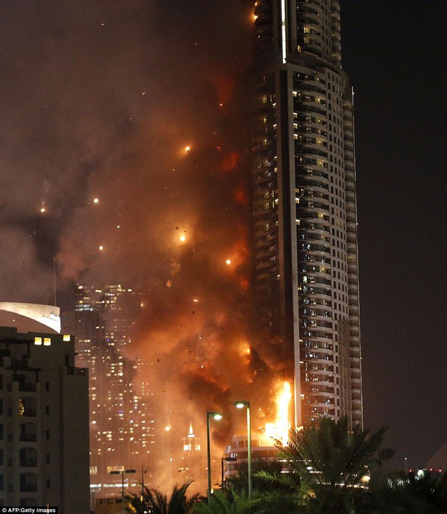 
Khách sạn 5 sao ngay giữa thành phố Dubai này đã chìm trong khói và lửa vào ngày cuối cùng của năm 2015
