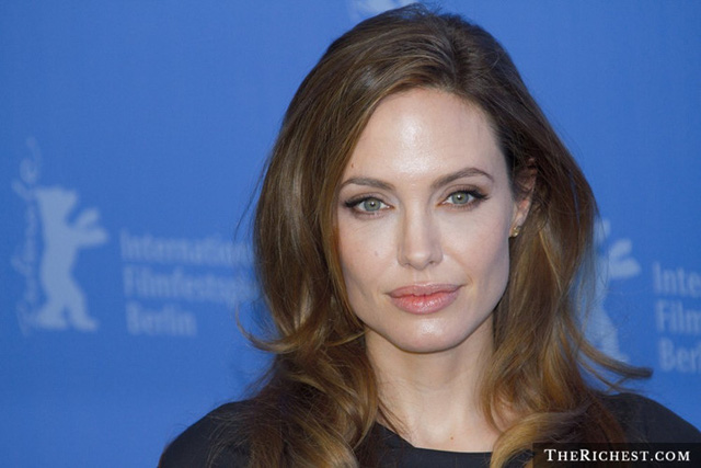 Dù gặp vấn đề về sức khỏe, dành nhiều thời gian cho các hoạt động từ thiện nhưng Angelina Jolie vẫn có nguồn thu hàng khủng. Năm vừa qua, cô đã mang về 40 triệu USD. Cô xếp vị trí thứ 3.