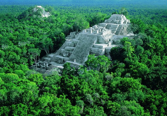 
Calakmul là khu di tích Maya ẩn bên trong khu rừng nhiệt đới của bang Campache. Đây là một trong những thành phố Maya rộng lớn nhất với hơn 6.500 di tích lộ thiên trên mặt đất.
