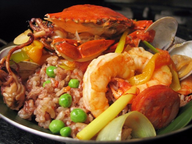 
Tại Philippines, một bữa ăn trong nhà hàng cho hai người chỉ khoảng trên 12 USD một chút. Bữa ăn như vậy bao gồm hải sản tươi sống và các loại trái cây nhiệt đới.
