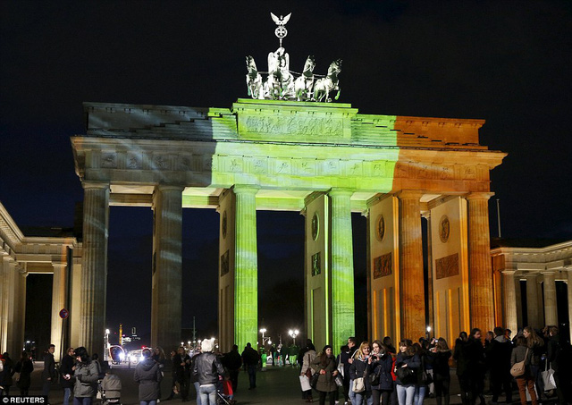 
Cổng Brandenburg ở Berlin, Đức cũng rực sáng trong ba gam màu của quốc kỳ Bỉ.
