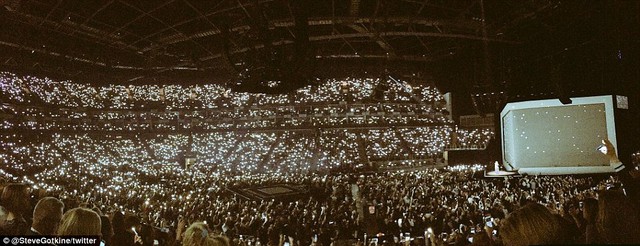 
Các fan của Adele tại sân vận động O2, London giơ đèn flash điện thoại để tưởng niệm các nạn nhân của vụ khủng bố ở Brussels.
