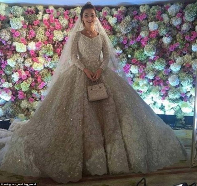 
Cô dâu diện bộ váy cưới đắt tiền được thiết kế bởi Elie Saab

