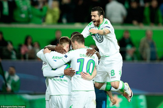 
Niềm vui của các cầu thủ Wolfsburg với thắng lợi bất ngờ trước Real (Ảnh: Getty)

