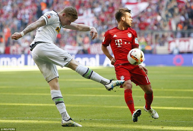 
Thi đấu trên chân đối thủ tuy nhiên Bayern Munich (áo đỏ) lại không chuyển hóa được những cơ hội thành bàn thắng và chấp nhận rời sân với tỷ số hòa 1-1.
