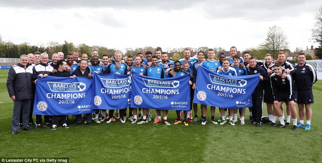 
Toàn đội Leicester giăng banner mừng chức vô địch Ngoại hạng Anh đầu tiên
