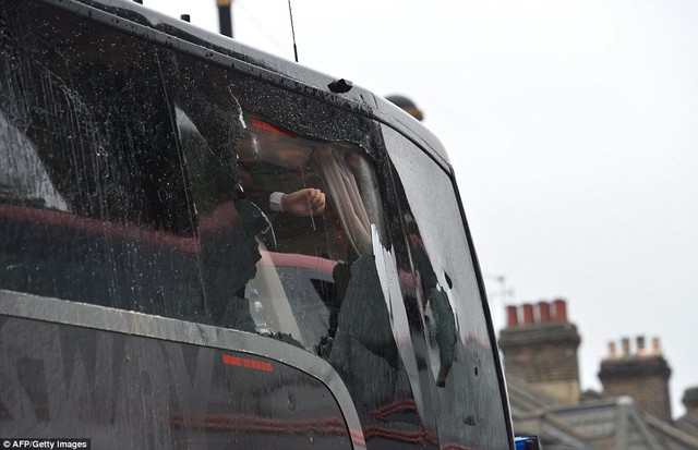 
Chiếc xe bus của Man Utd bị các CĐV West Ham ném vỡ cửa kính (Ảnh: AFP)
