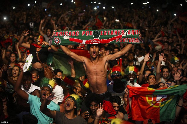 
Hàng triệu CĐV Bồ Đào Nha đã đổ ra đường ăn mừng chiến thắng lịch sử
