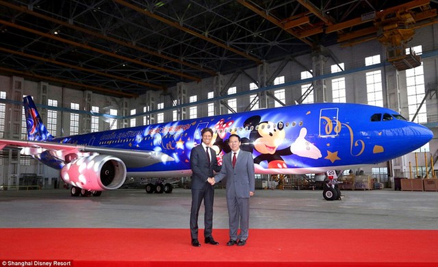 
Tổng giám đốc Disney Resort Thượng Hải Philippe Gas (trái) và chủ tịch hãng hàng không China Eastern Airlines Liu Shaoyong (phải) trong lễ ra mắt máy bay Mickey.
