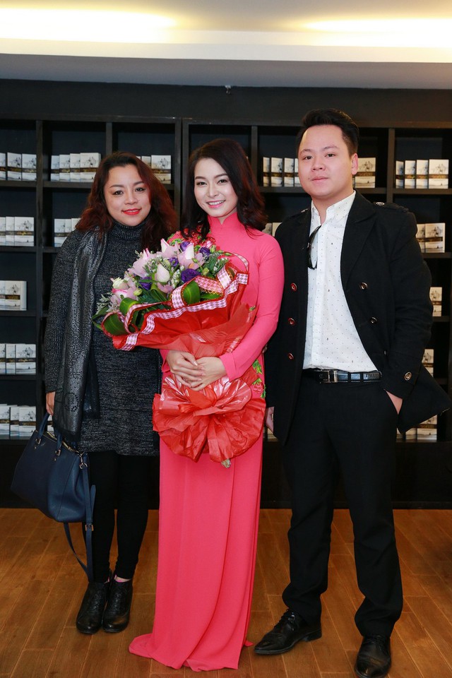 Nữ ca sỹ Tố Nga và ca sỹ Lê Thanh Phong cũng đến chúc mừng đồng hương xứ Nghệ ra mắt sản phẩm đầu tay.