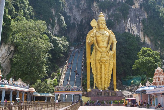 
Động Batu (Malaysia): Theo người Malaysia, động Ba Tu là là nơi thiêng liêng nhất của tín đồ Ấn Độ giáo (đạo Hindu) tại Malaysia. Bức tượng thần Murugan cao 43 mét được sơn nhũ vàng lấp lánh, đứng trước lối vào động.

