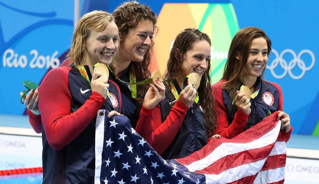Đội bơi tiếp sức 4x200m tự do nữ của Mỹ .