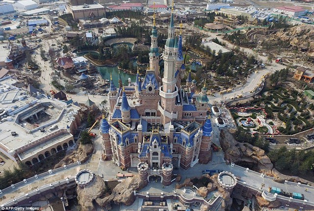 
Disneyland Thượng Hải là công viên thứ 6 trong hệ thống Disneyland trên toàn thế giới với diện tích rộng gấp 8 lần Disneyland Hongkong. Nhìn từ trên cao, tòa lâu đài Enchanted Storybook cao gần 60m đang hoàn thiện những công đoạn xây dựng cuối cùng.

