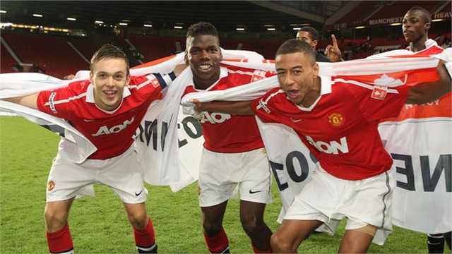 
Tom Thorpe (trái) ăn mừng chức vô địch FA Youth Cup cùng Paul Pogba và Jesse Lingard
