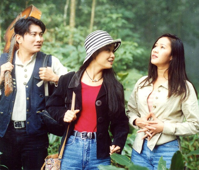 
1998 là một năm thành công của Mai Thu Huyền khi cô có tới 2 vai điện ảnh và 1 vai truyền hình. Một trong số đó là vai diễn Đan Linh bên cạnh Hoàng Phúc (trái) và Đơn Dương trong bộ phim Khoảng vỡ của đạo diễn Nguyễn Thanh Vân.

